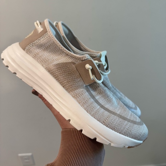Hey Dude Women’s Sirocco Lightweight Slip On Sneakers Size 8 Neutral - Picture 2 of 7